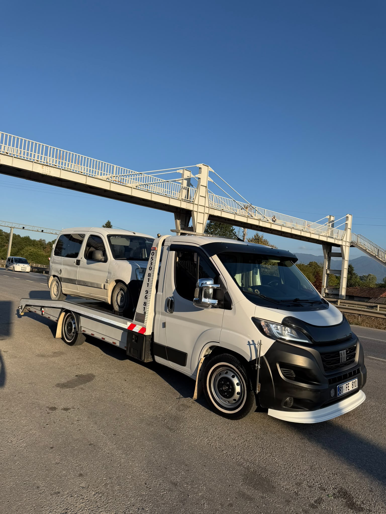Düzce oto çekici aracı yolda kalan aracı platforma alırken
