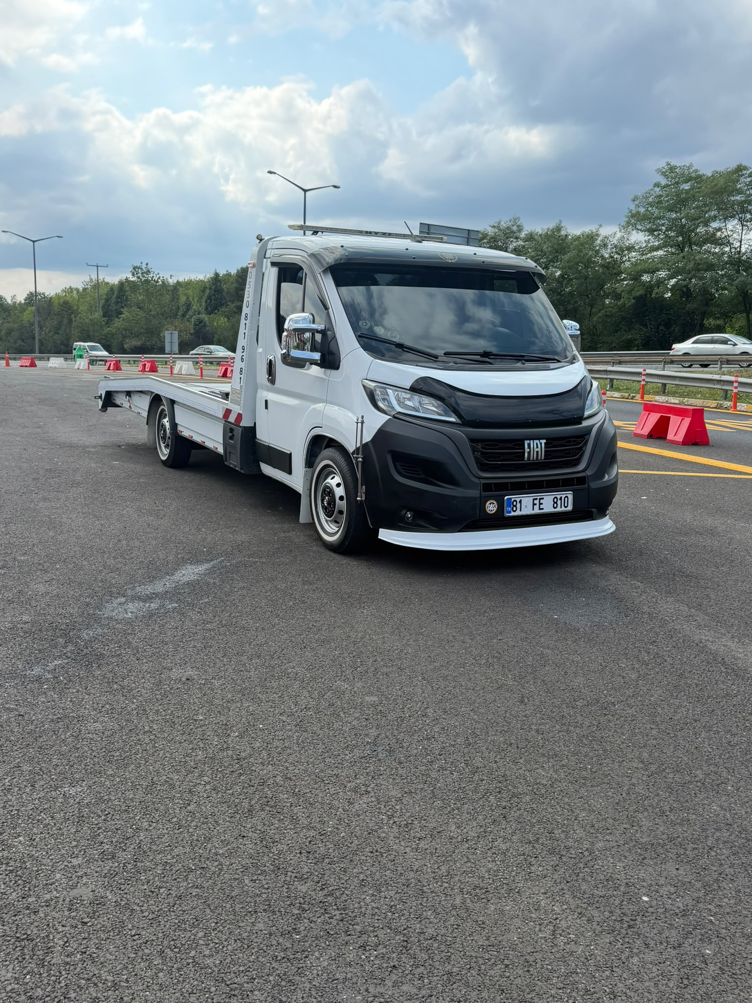 Düzce çekici aracı gece yol yardım hizmeti verirken